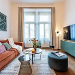 Days - With Parking In New Town Appartamento