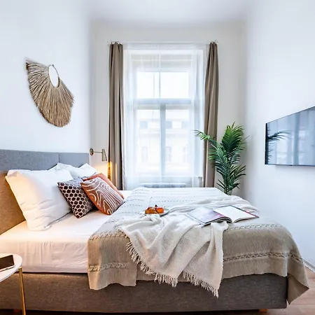 Days - With Parking In New Town Apartman Prága